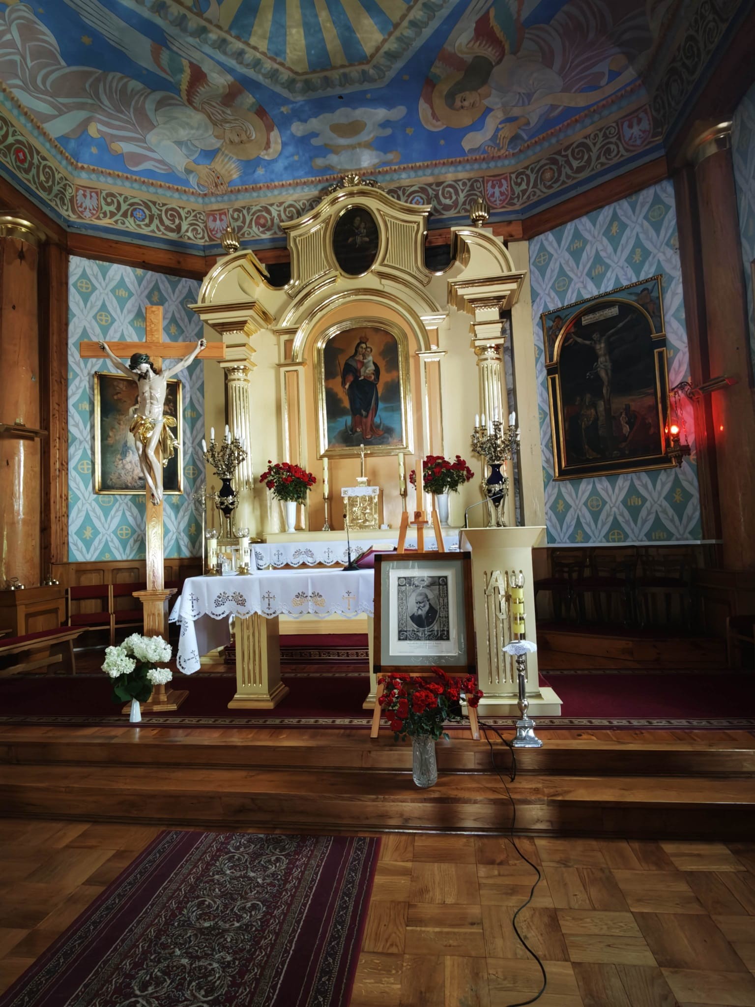 Wnętrze kościoła maryjnego – wspólny śpiew litanii loretańskiej