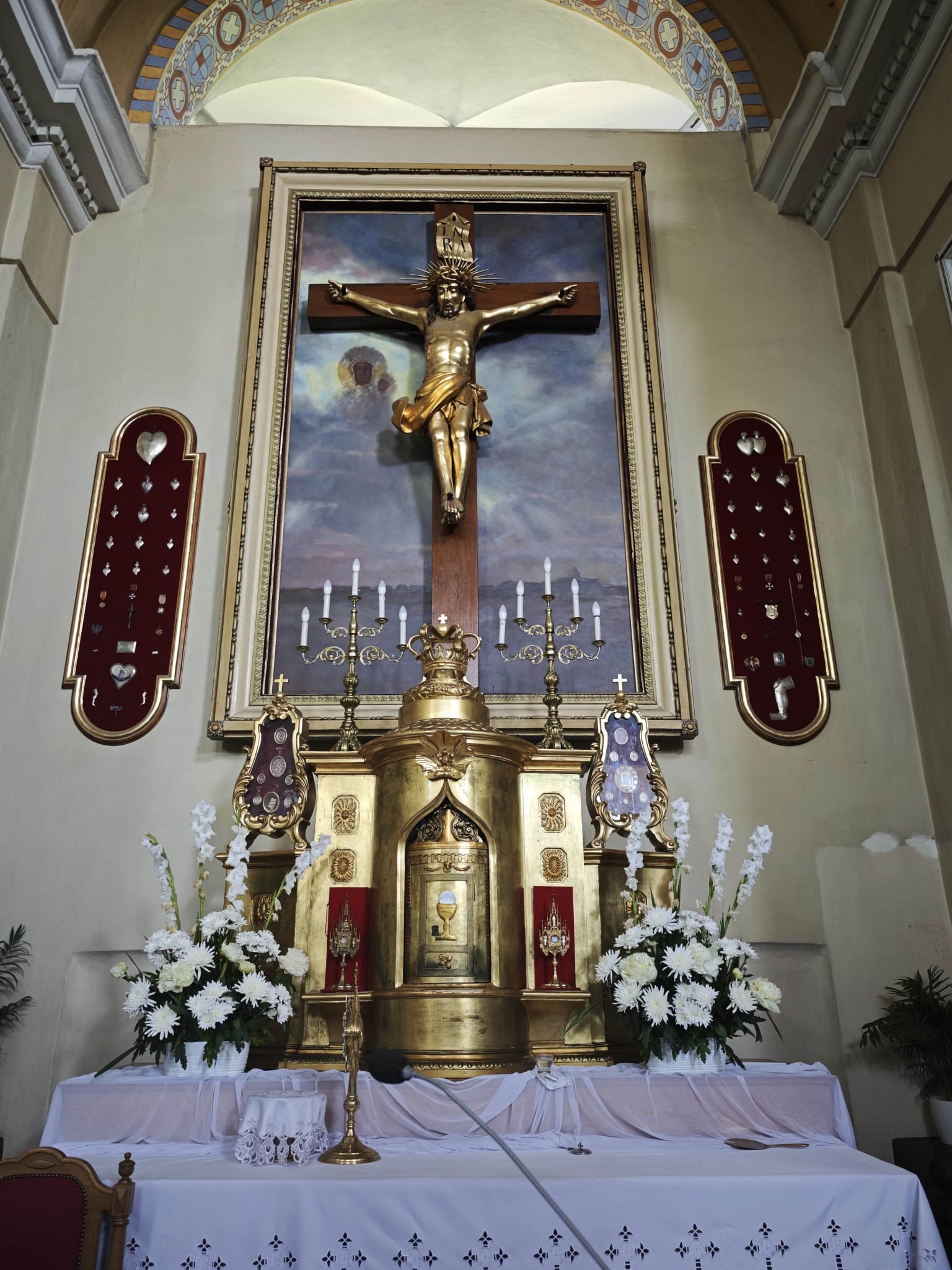 Krzyż i witraże w kościele – modlitwa litanią do Miłosierdzia Bożego