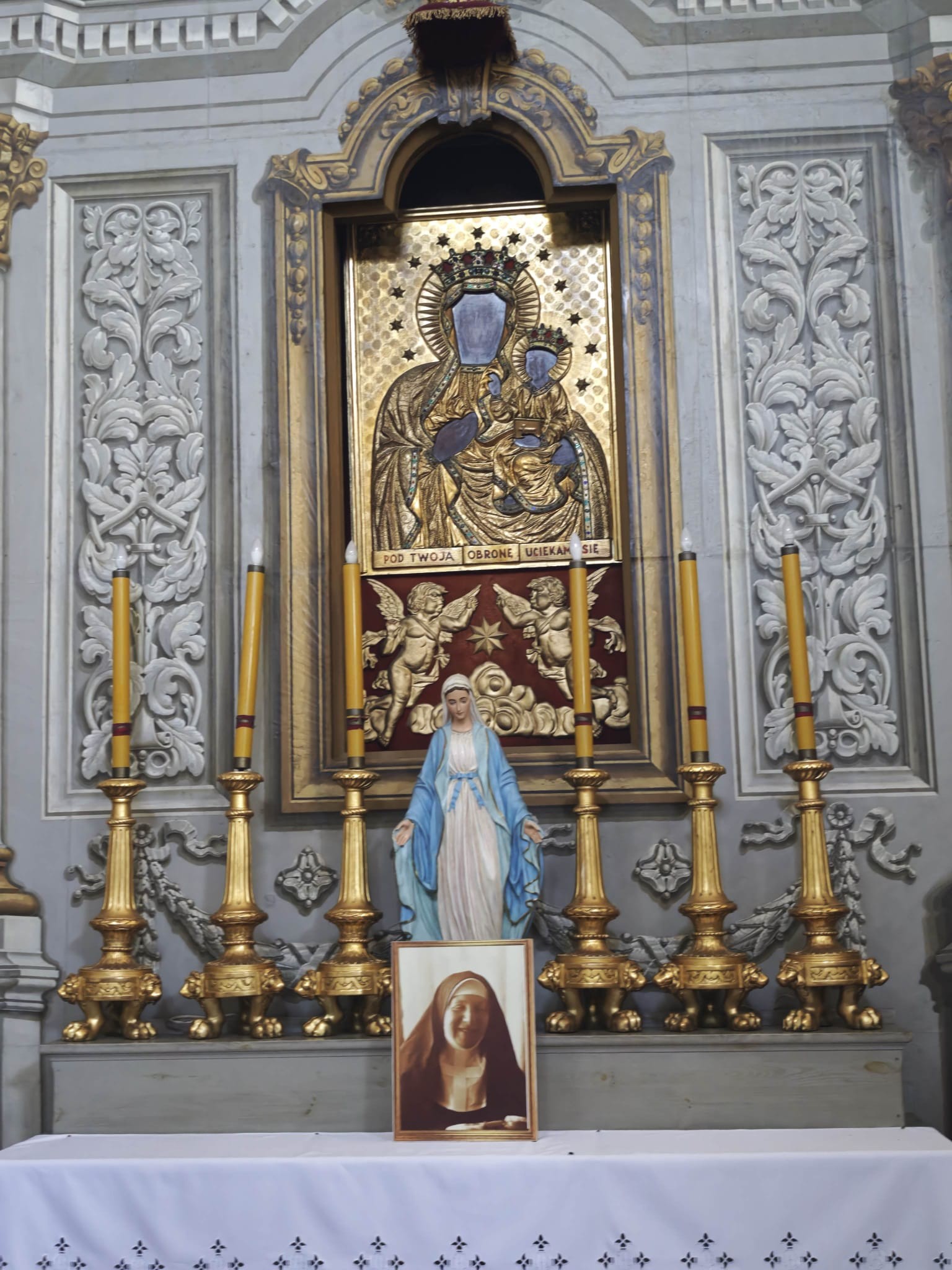 Ołtarz maryjny z wizerunkiem Matki Bożej – litania loretańska w kościele