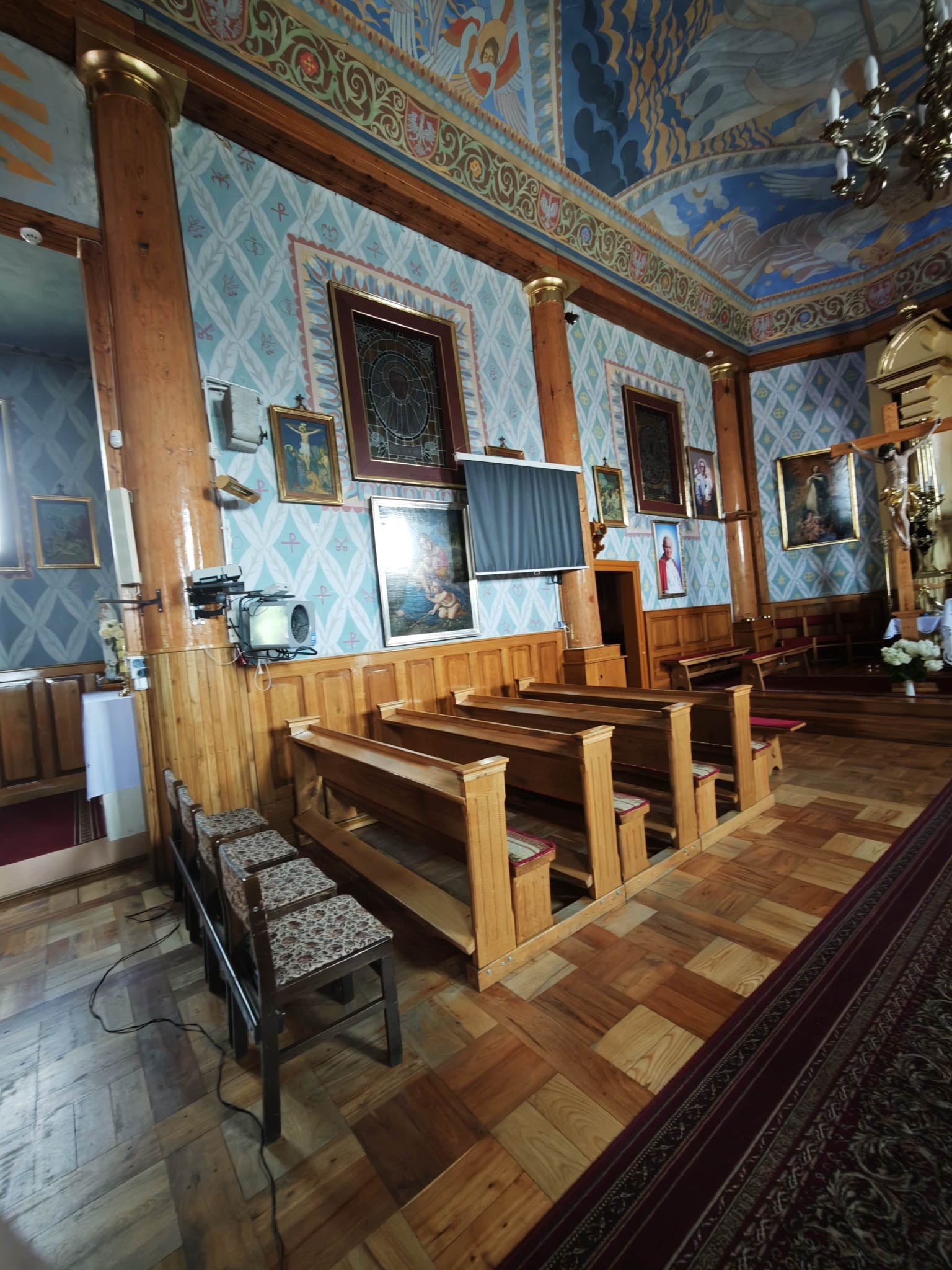 Maryjny kościół – śpiew litanii podczas nabożeństwa majowego