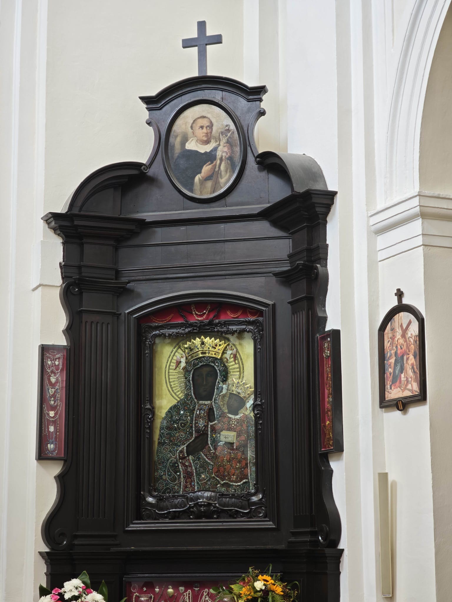 Ołtarz maryjny z wizerunkiem Matki Bożej – nowenna pompejańska w intencji