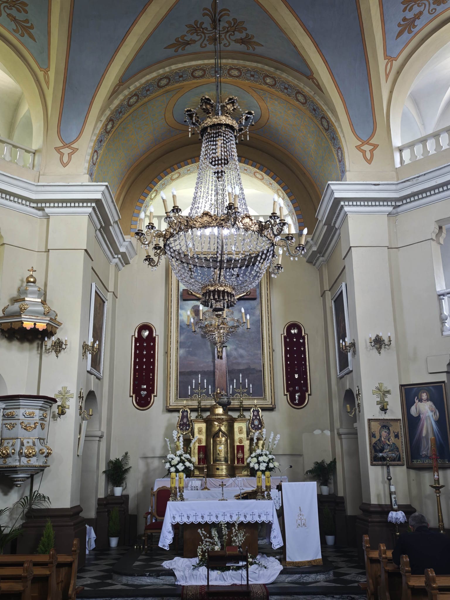 Wnętrze kościoła – modlitwa koronką do Miłosierdzia Bożego