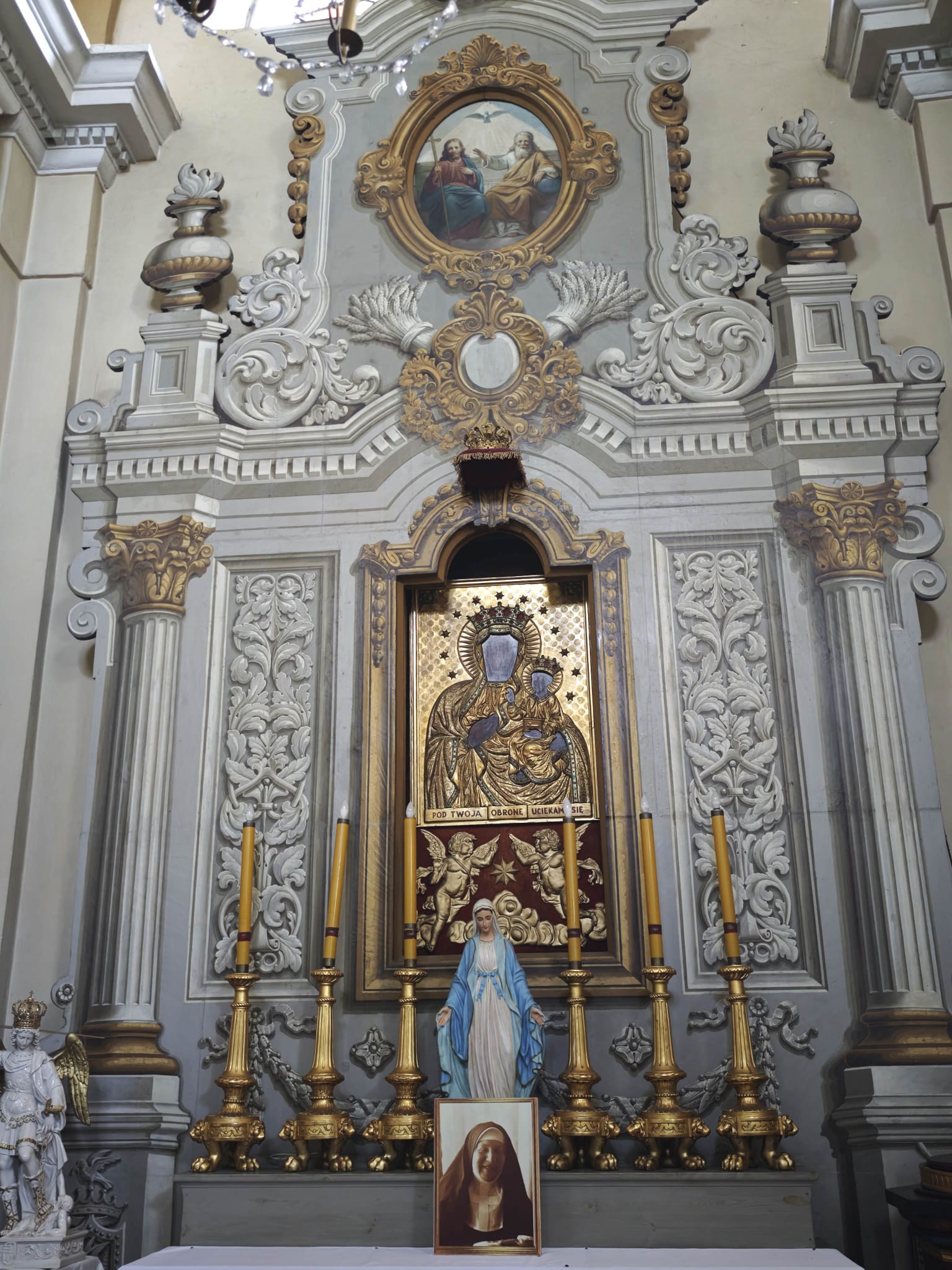 Wnętrze kościoła z ołtarzem maryjnym – pieśni podczas nabożeństwa majowego