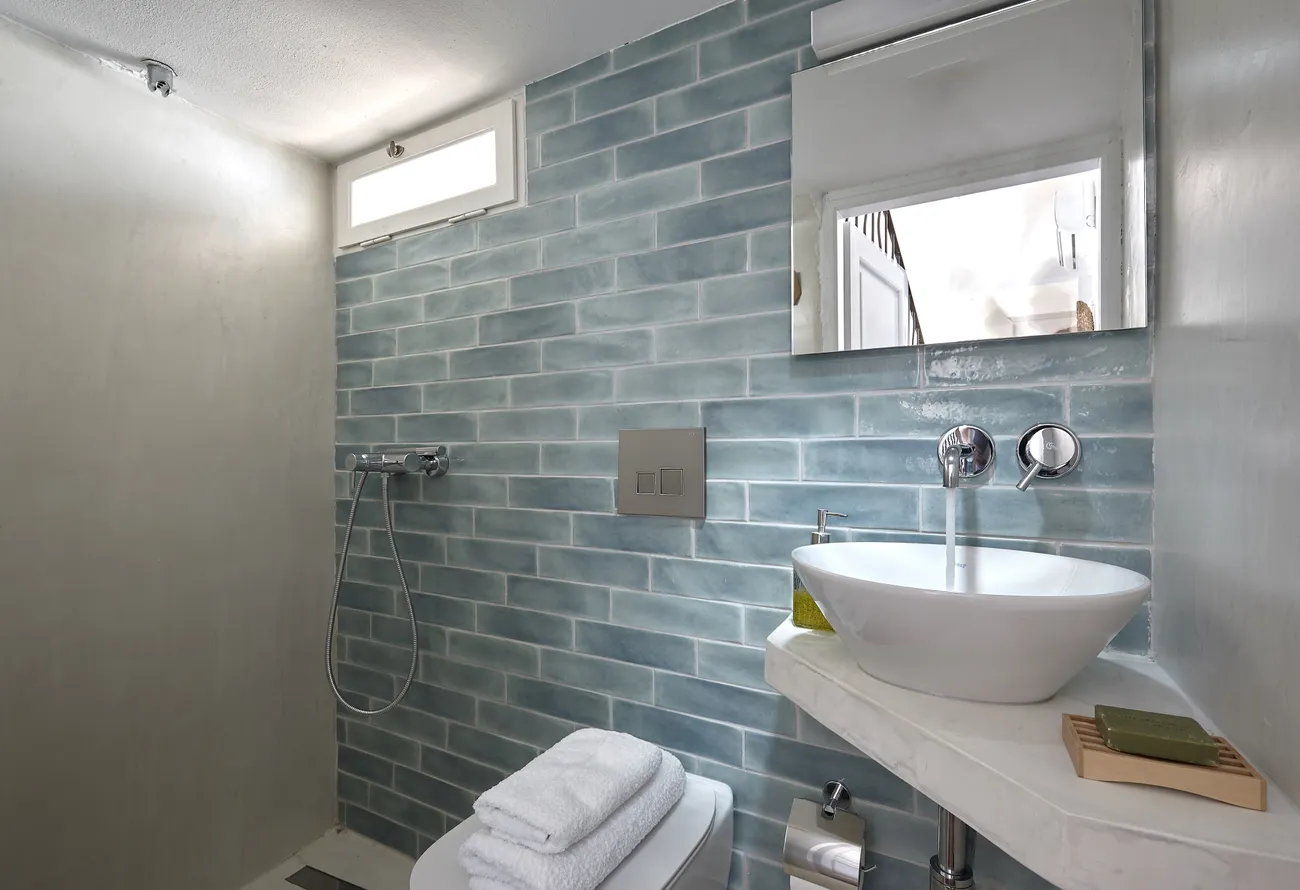 Turquoise-tiled bathroom of the Naya seafront property