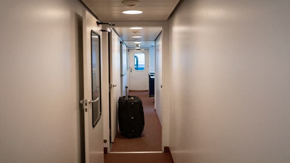 Gangway to cabin: the first 30–60 minutes