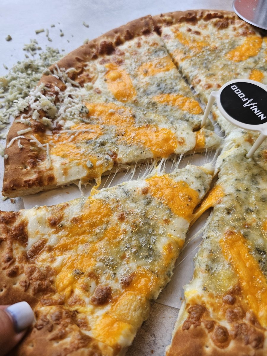 Профессиональное фото пиццы NinjaFood — красивый свет, постановочный кадр