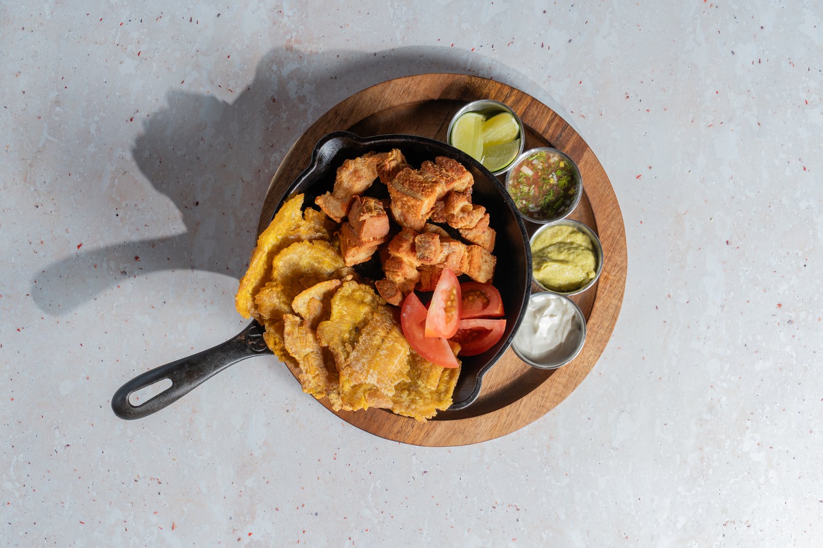Chicharrón de la casa con patacones