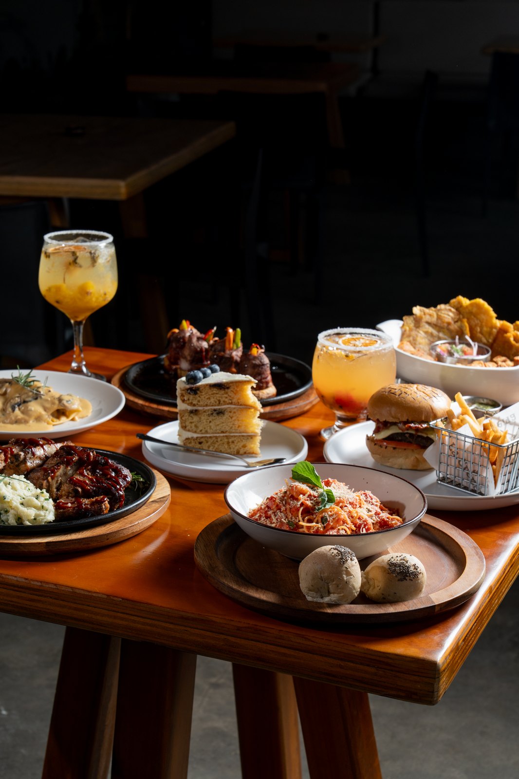 Mesa servida con coctel en La Crepería