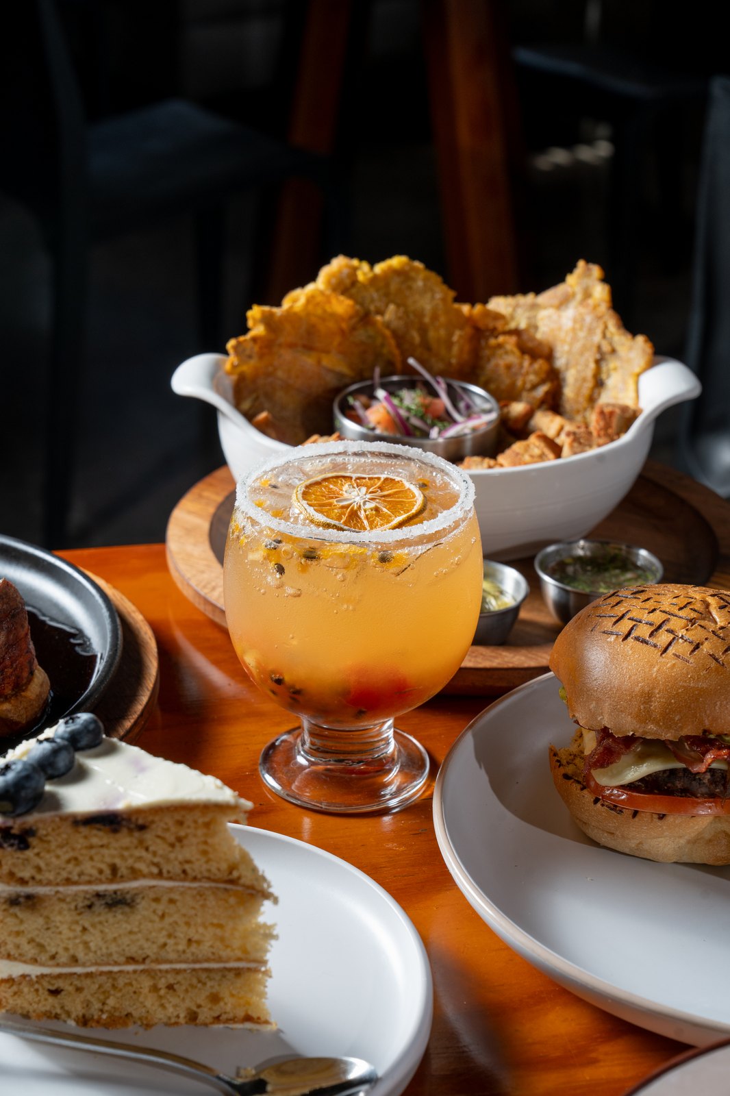 Coctel de la casa con burger y patacones en La Crepería