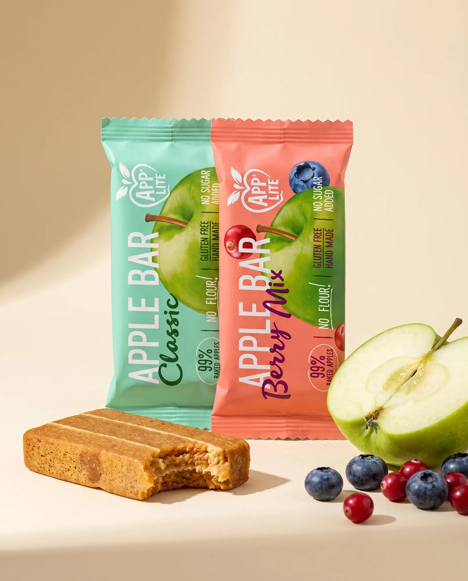 App'Lite Apple Bar packs in Classic and Berry Mix with an unwrapped baked-apple bar and fresh apple