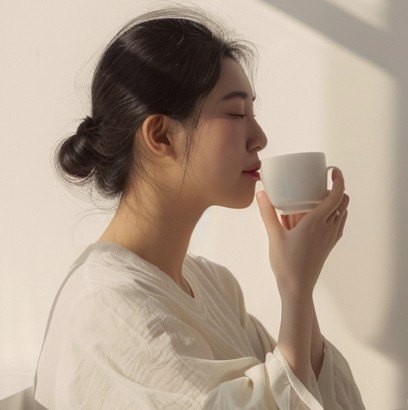 女士捧着咖啡杯,享受早晨時光