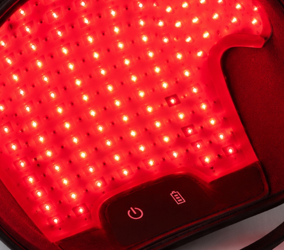 Gros plan du panneau LED rouge du casque Lumea