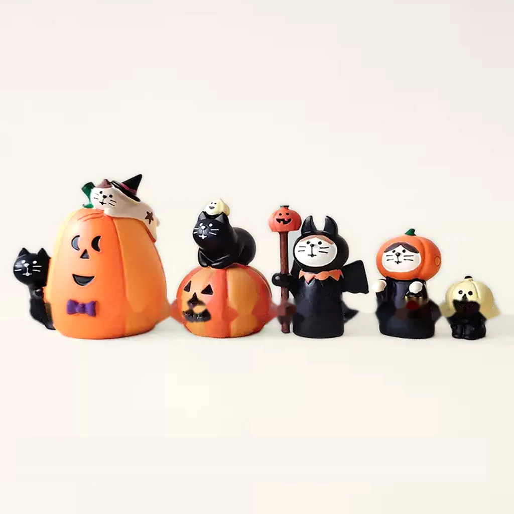 5つのデザインが背の順に並んだ集合写真。手描き樹脂のハロウィン猫フィギュアの勢ぞろい。