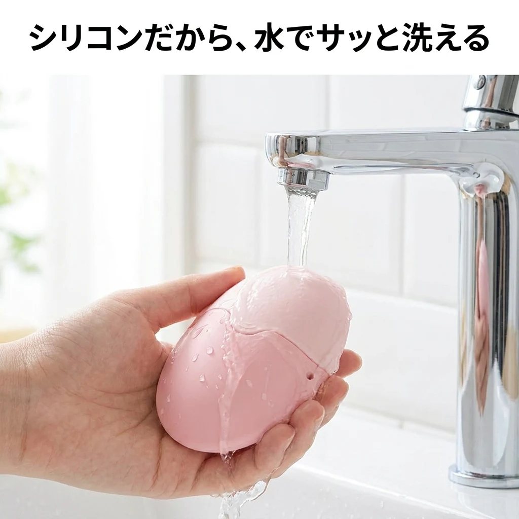 シリコン本体を水道でサッと洗い流している様子