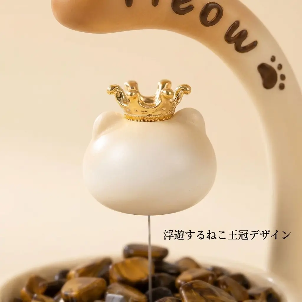 宙に浮くように見える王冠ねこ