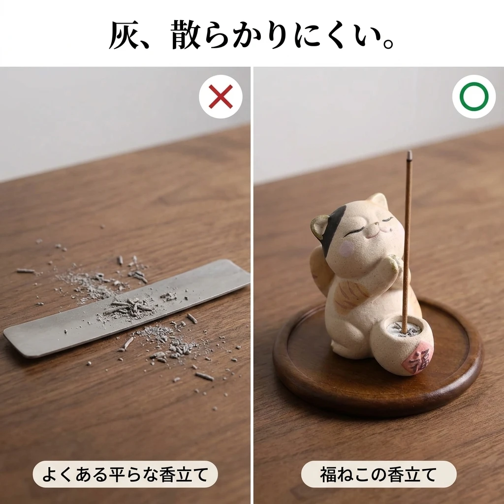 平らな香立てと福ねこの香立ての比較。灰が器と木の台の中に落ちる様子。