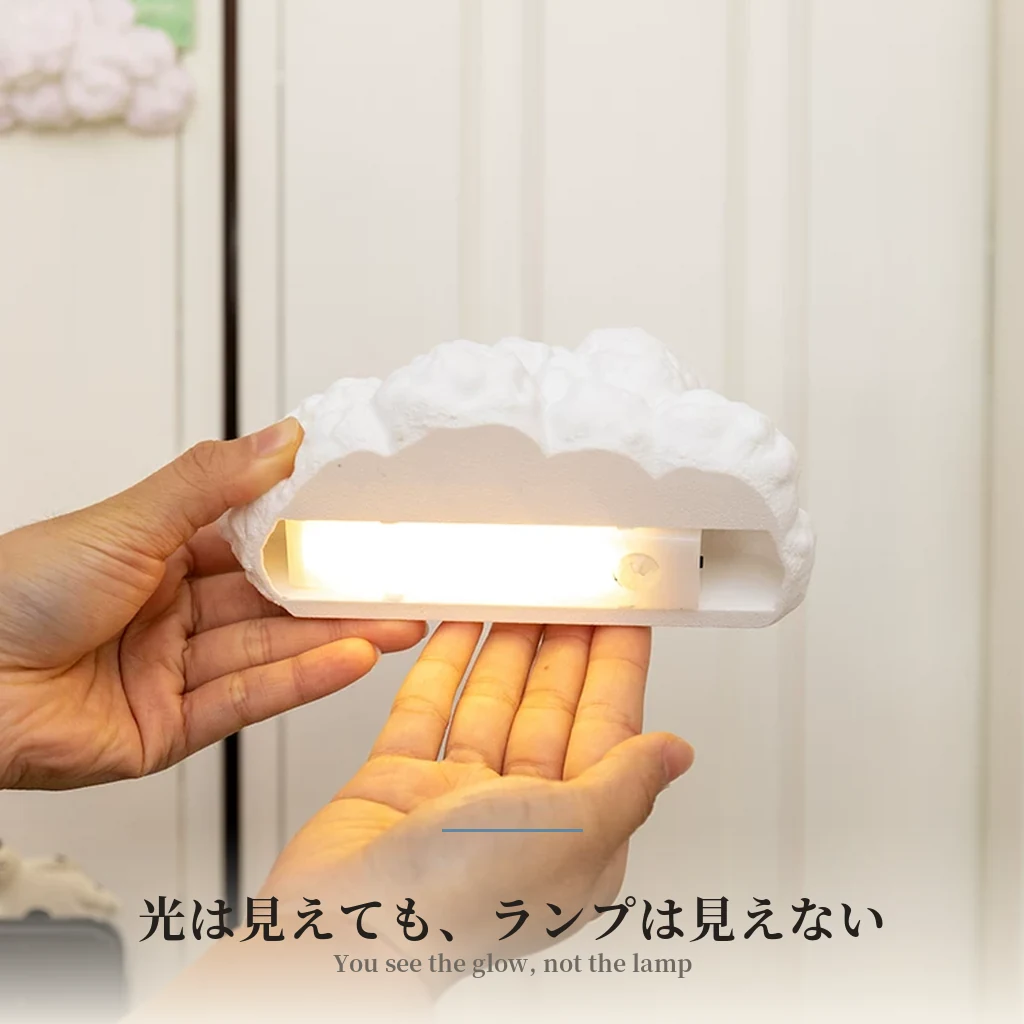 手に持った点灯中の雲ライト。雲の下に隠れたLEDの光が手のひらを暖かく照らす。