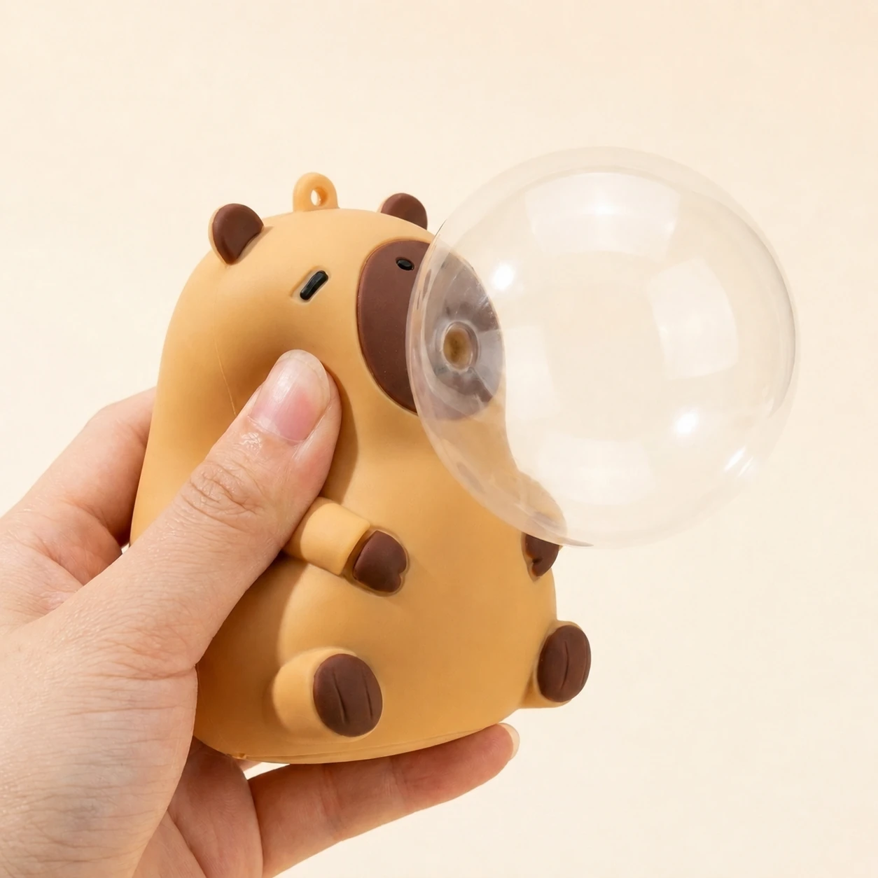 握ると口から大きな透明の泡がふくらむカピバラ