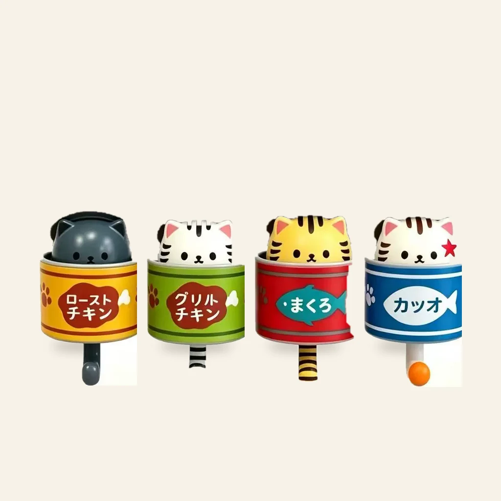 黄・緑・赤・青の猫缶フック4個が横並び。各缶からちがう猫が顔を出し、しっぽフックが下に伸びる。