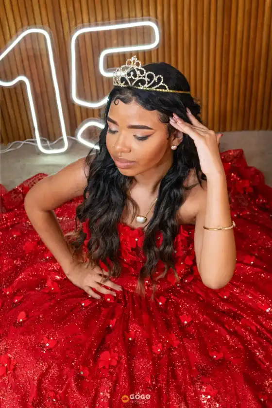 Debutante com vestido vermelho