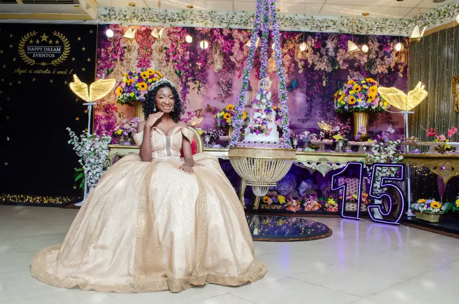 Decoração e debutante em festa de 15 anos