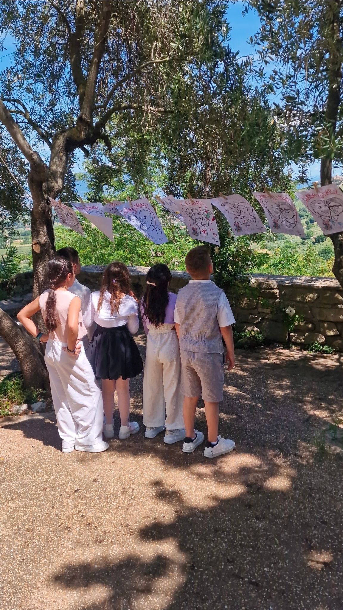 I bambini cercano i loro ritratti