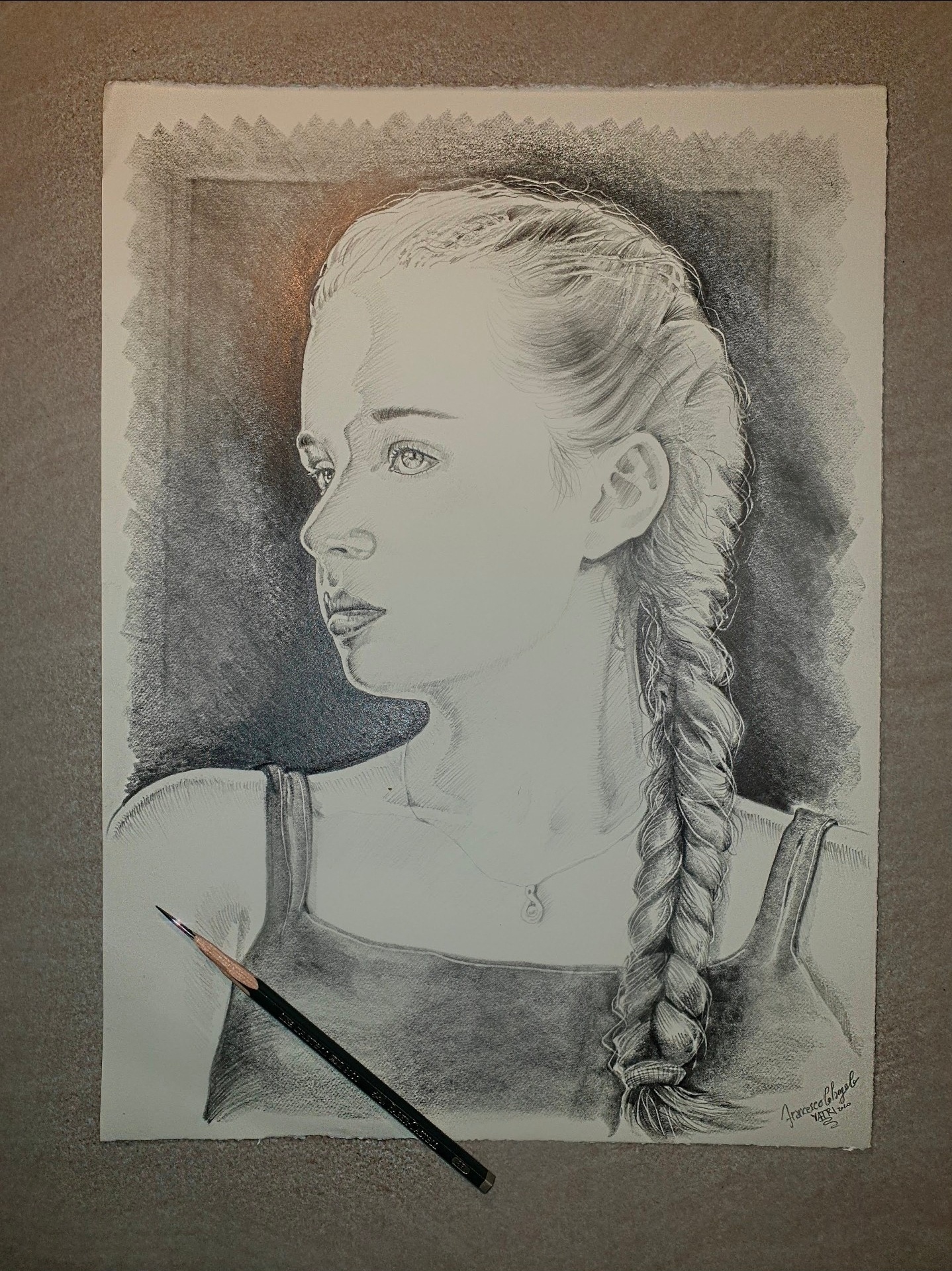 Ritratto a grafite con treccia