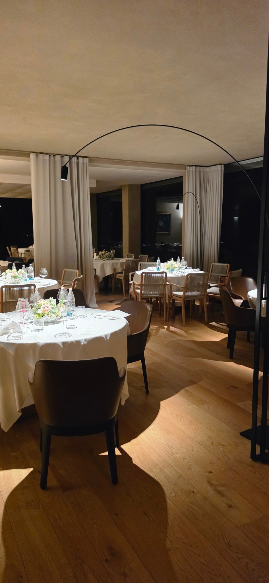 La sala del ristorante Bel Sit preparata per il ricevimento