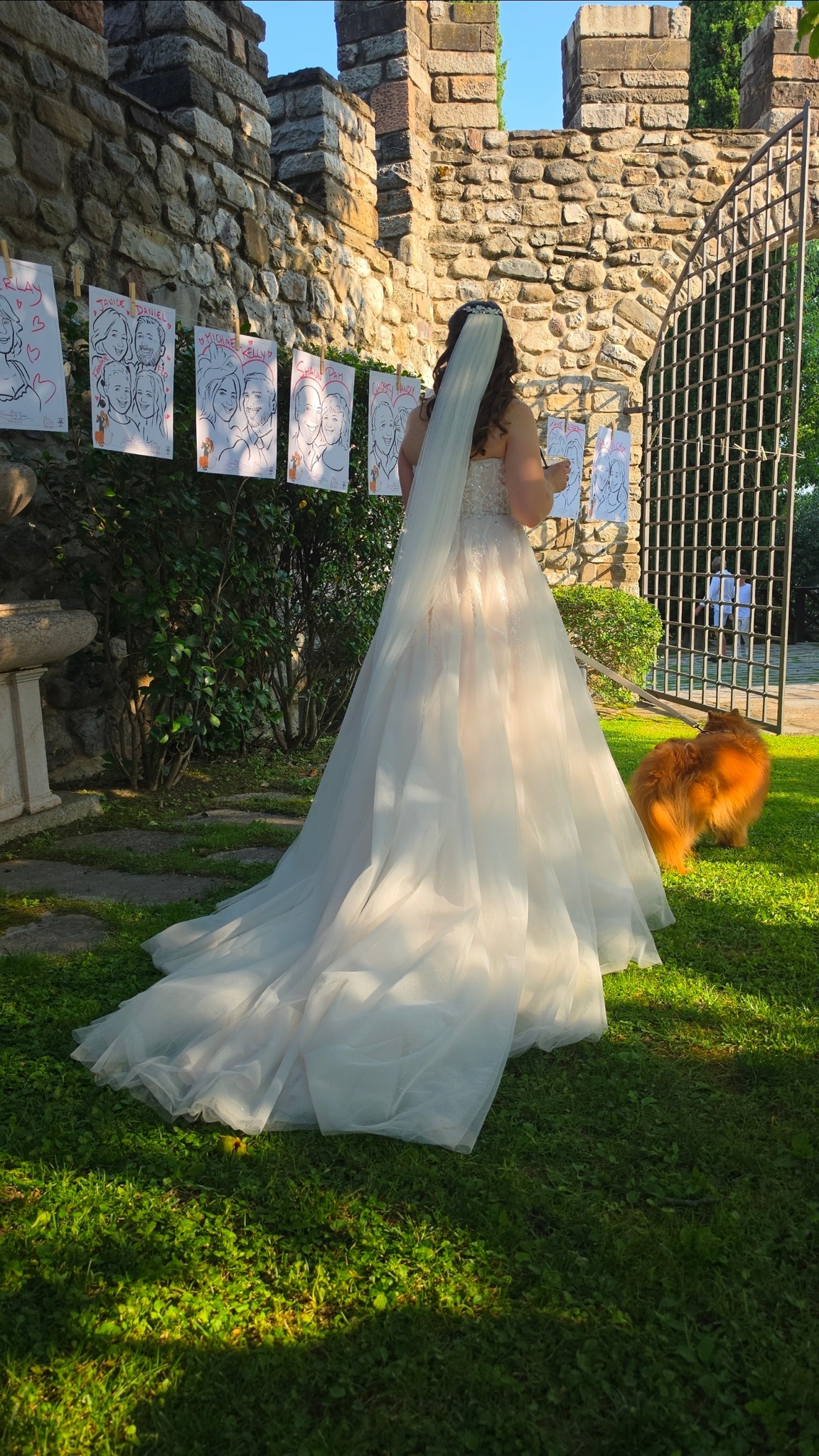 La sposa col velo davanti ai ritratti