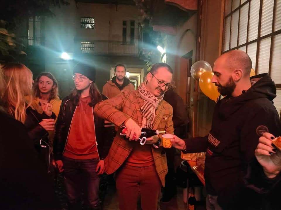 Brindisi in cortile - Mostra Sfumature d'Amore
