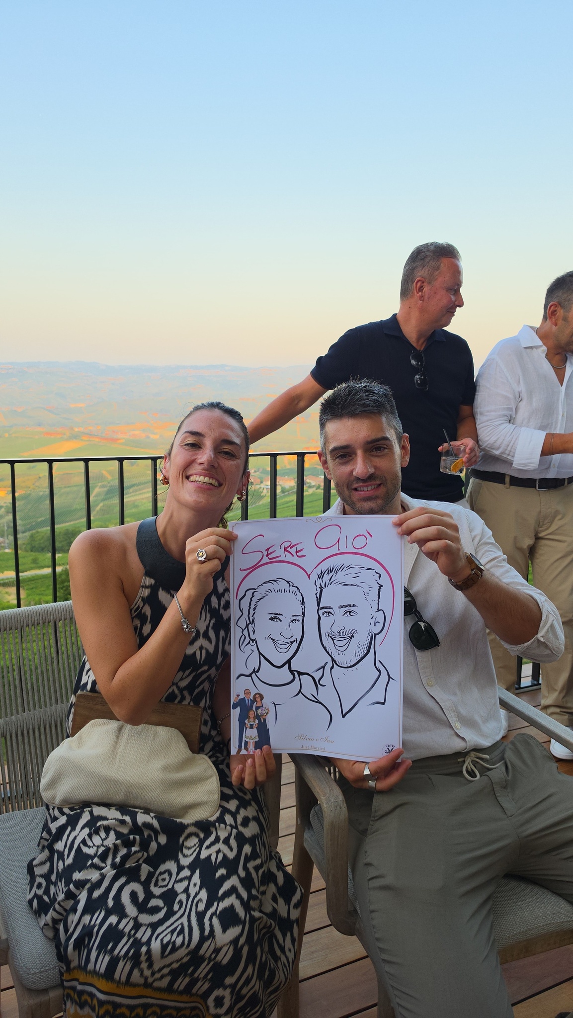 Gli invitati mostrano il loro ritratto dal vivo
