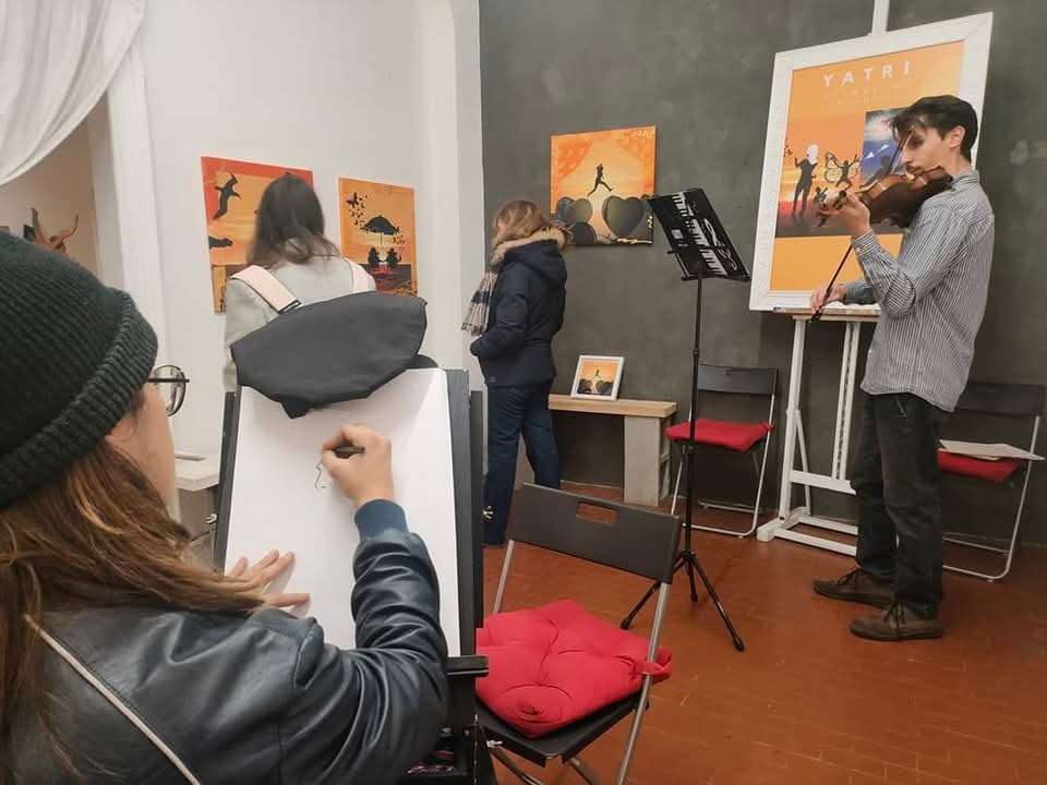Violinista e visitatrice che disegna - Mostra Sfumature d'Amore