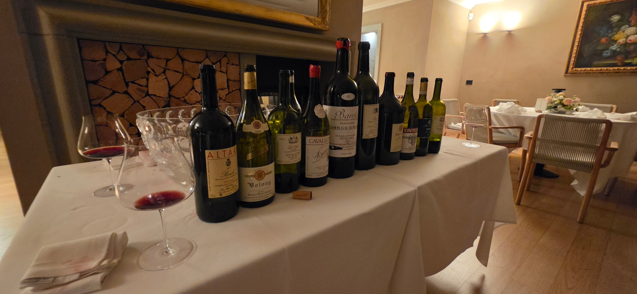Una selezione di vini delle Langhe sul tavolo del ricevimento