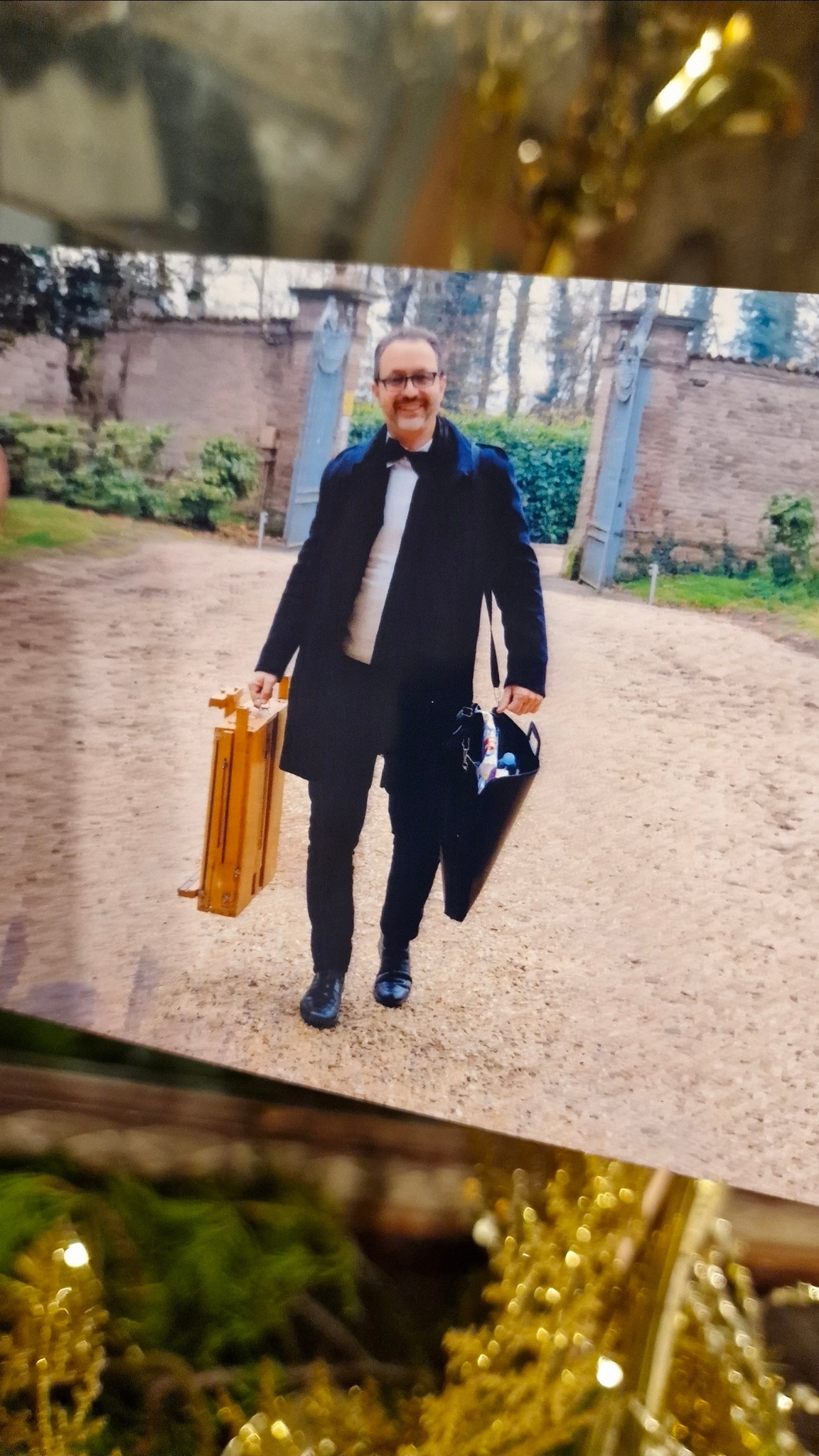 L'artista con il cavalletto verso la location