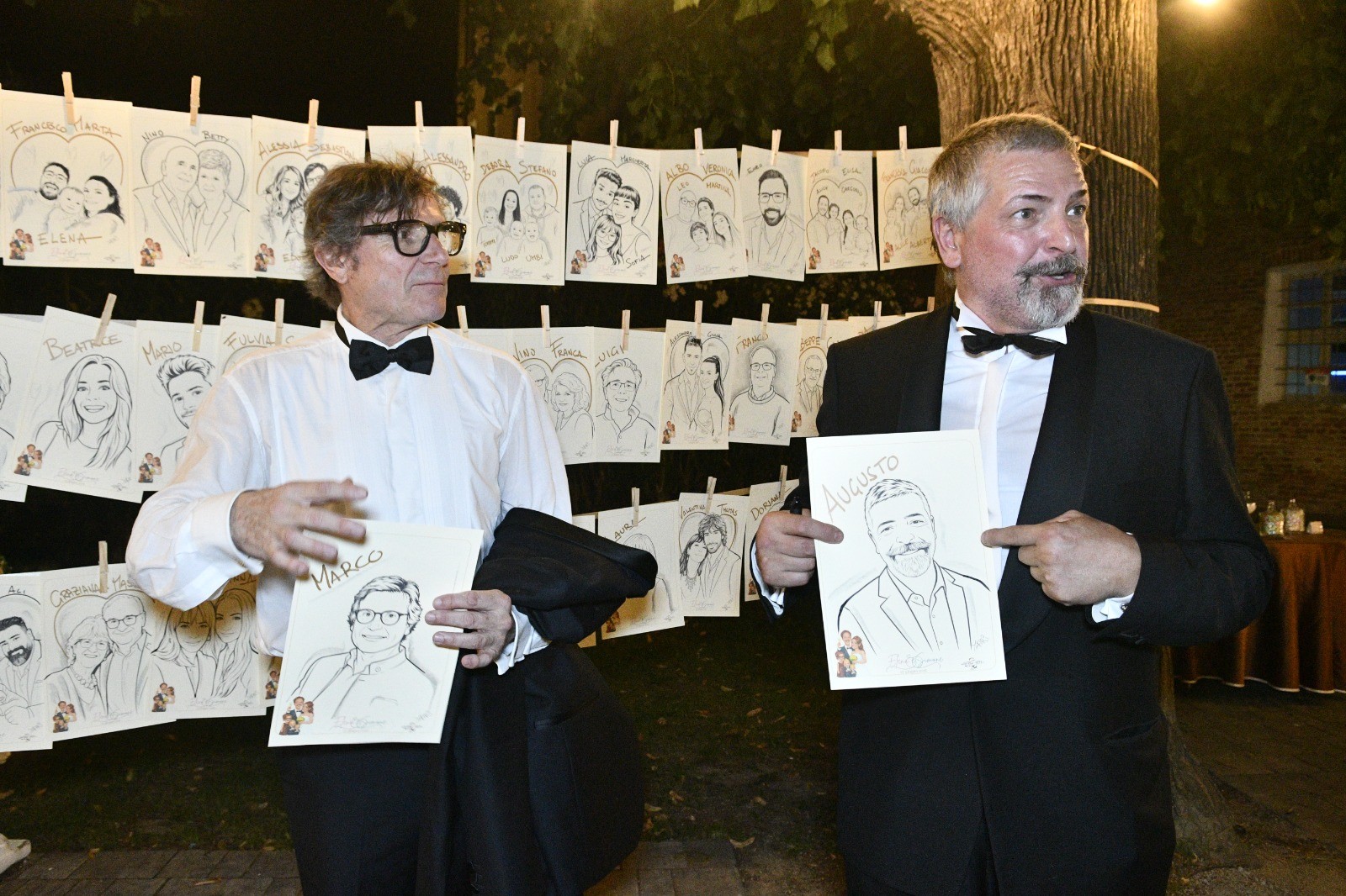 Gli sposi orgogliosi delle caricature appese