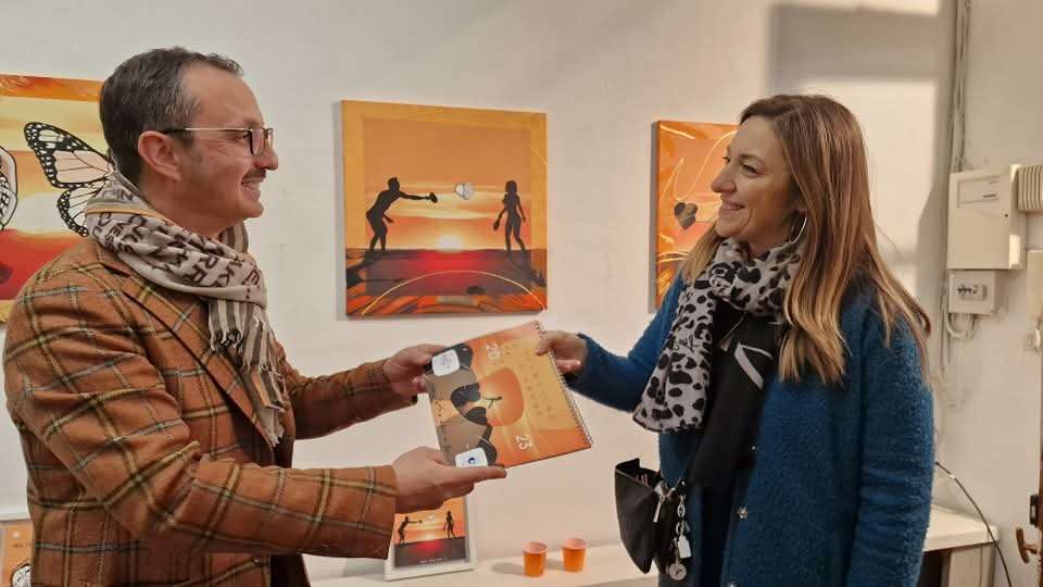 Yatri con visitatrice e calendario - Mostra Sfumature d'Amore