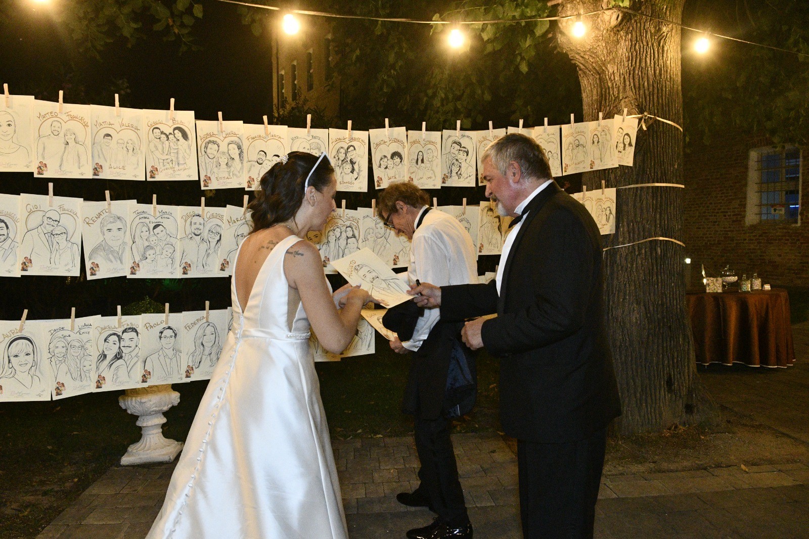 La sposa e gli invitati davanti alla galleria di ritratti