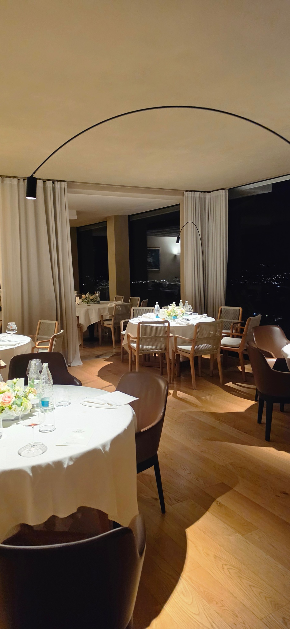 La sala interna del Bel Sit con la sua illuminazione calda