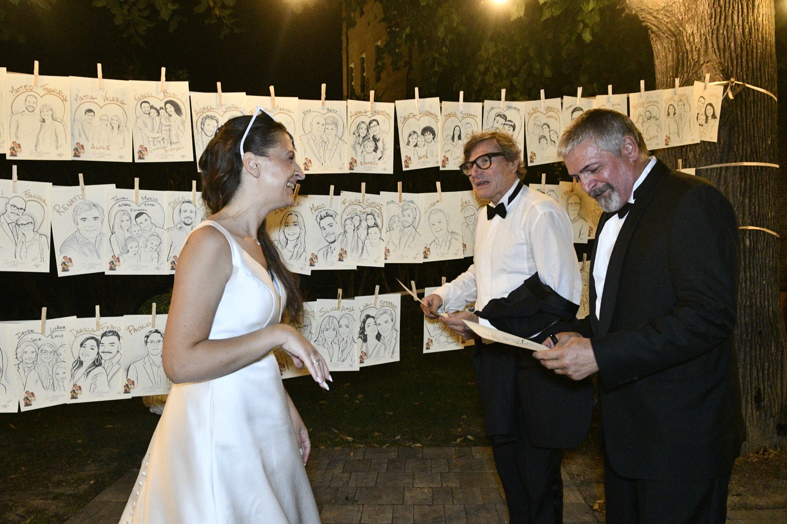 Ospiti e sposa tra le caricature illuminate