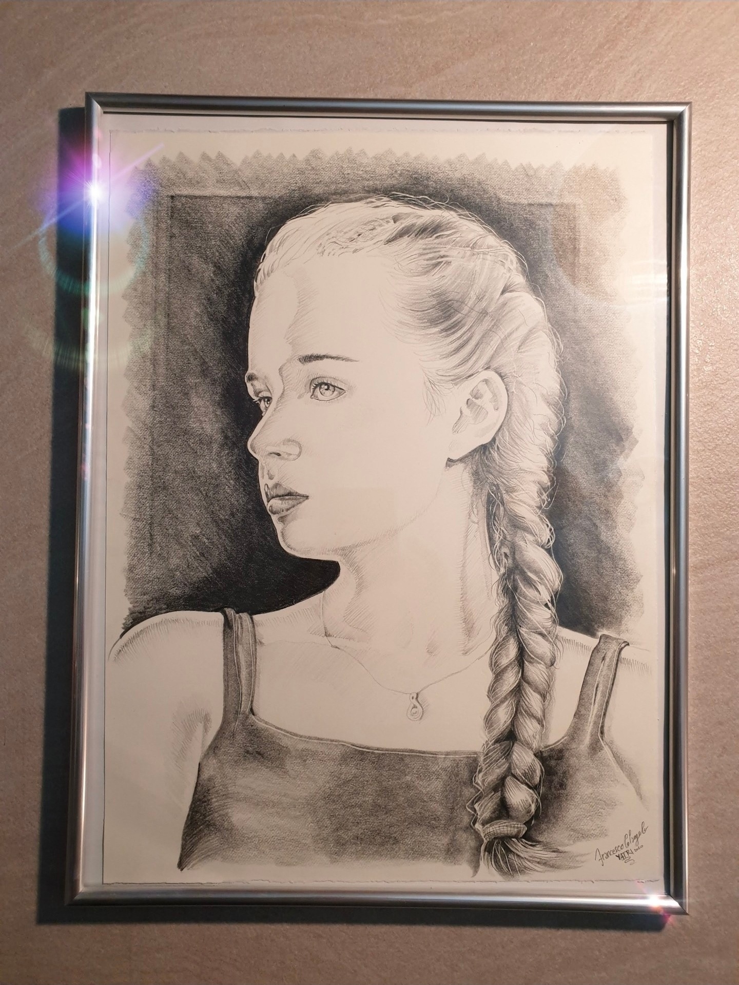 Ritratto a grafite con treccia