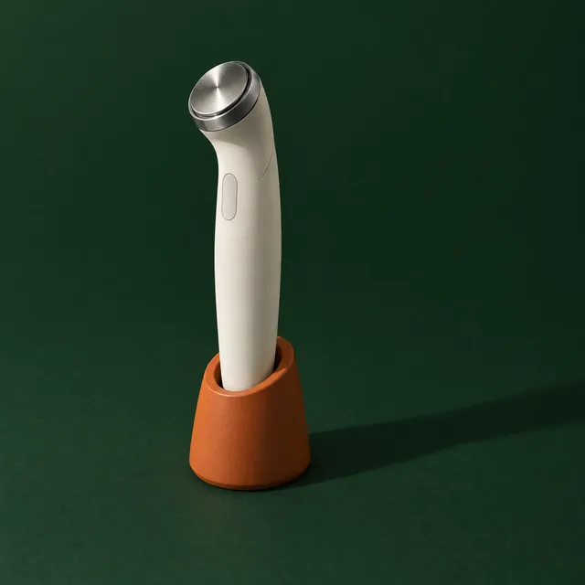 Cordless grooming device in its dock