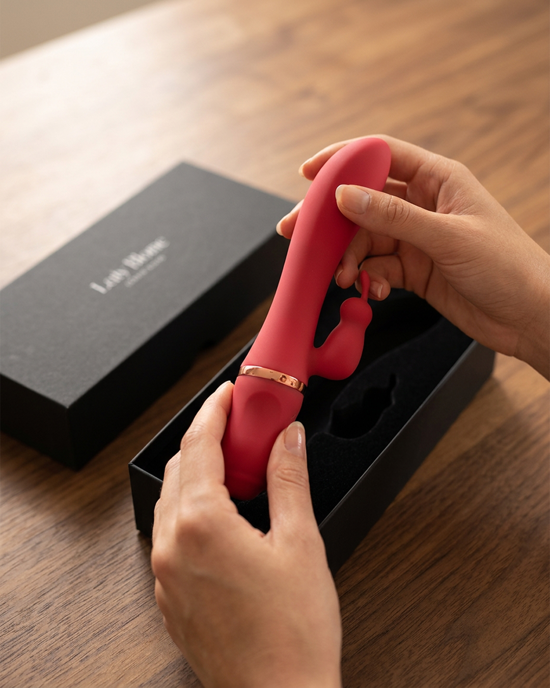 Rode Rabbit Vibrator op het nachtkastje naast een kaars