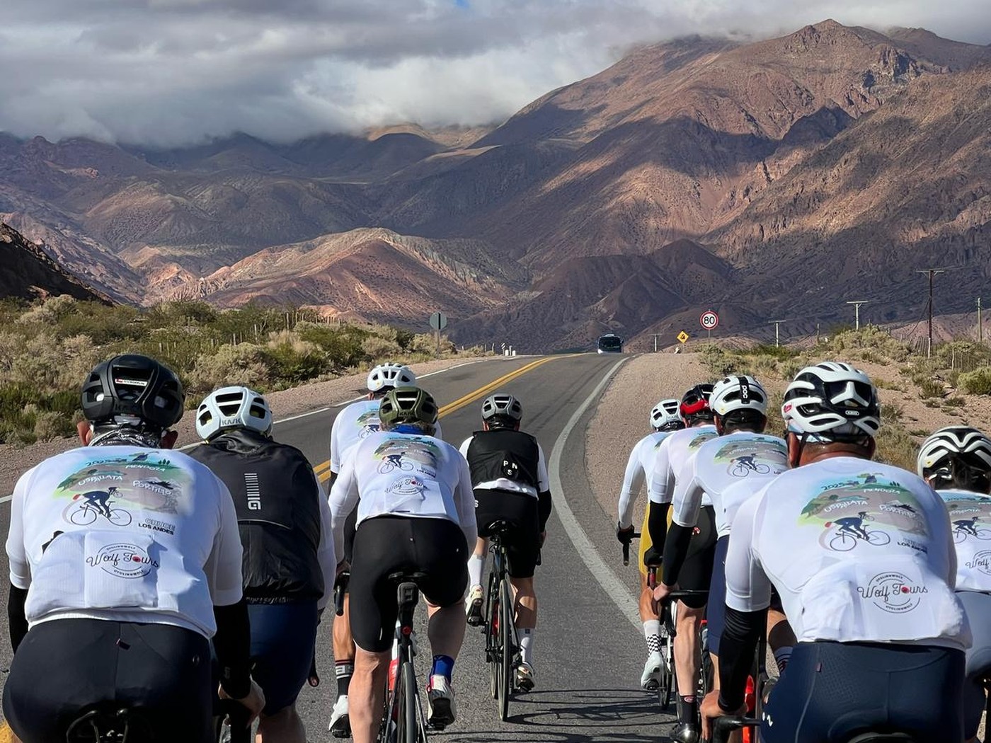 Grupo de ciclistas con kit Cruce Los Andes en la ruta a Mendoza