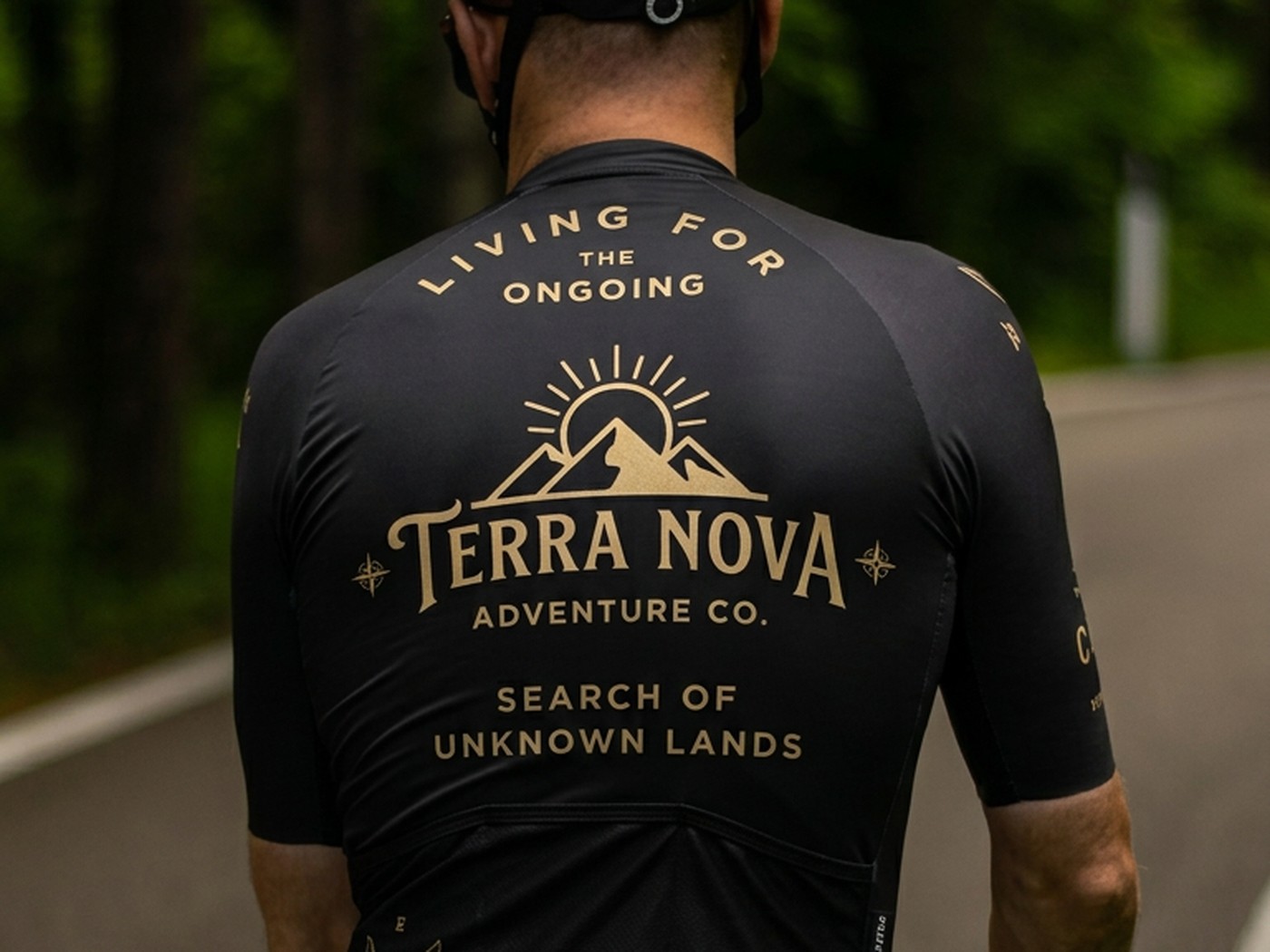 Propuesta de diseno de jersey negro con logo dorado