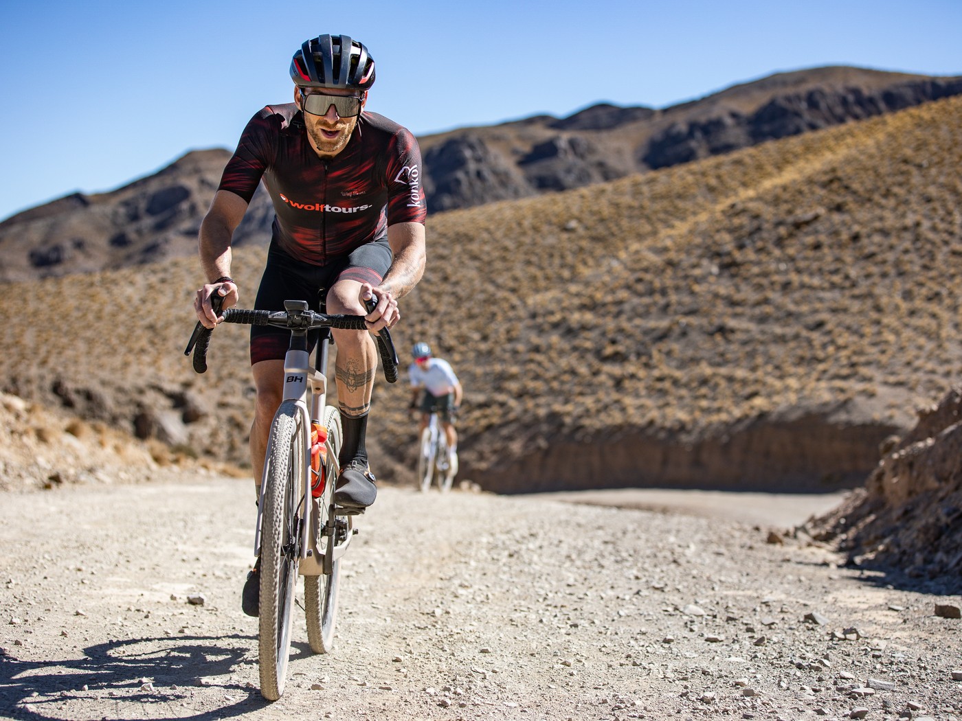 Ciclista en ripio con kit Wolf Tours