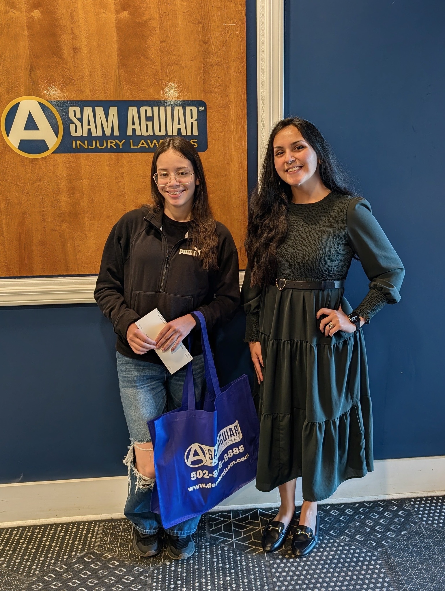 Cliente con miembro del equipo de sam aguiar injury lawyers