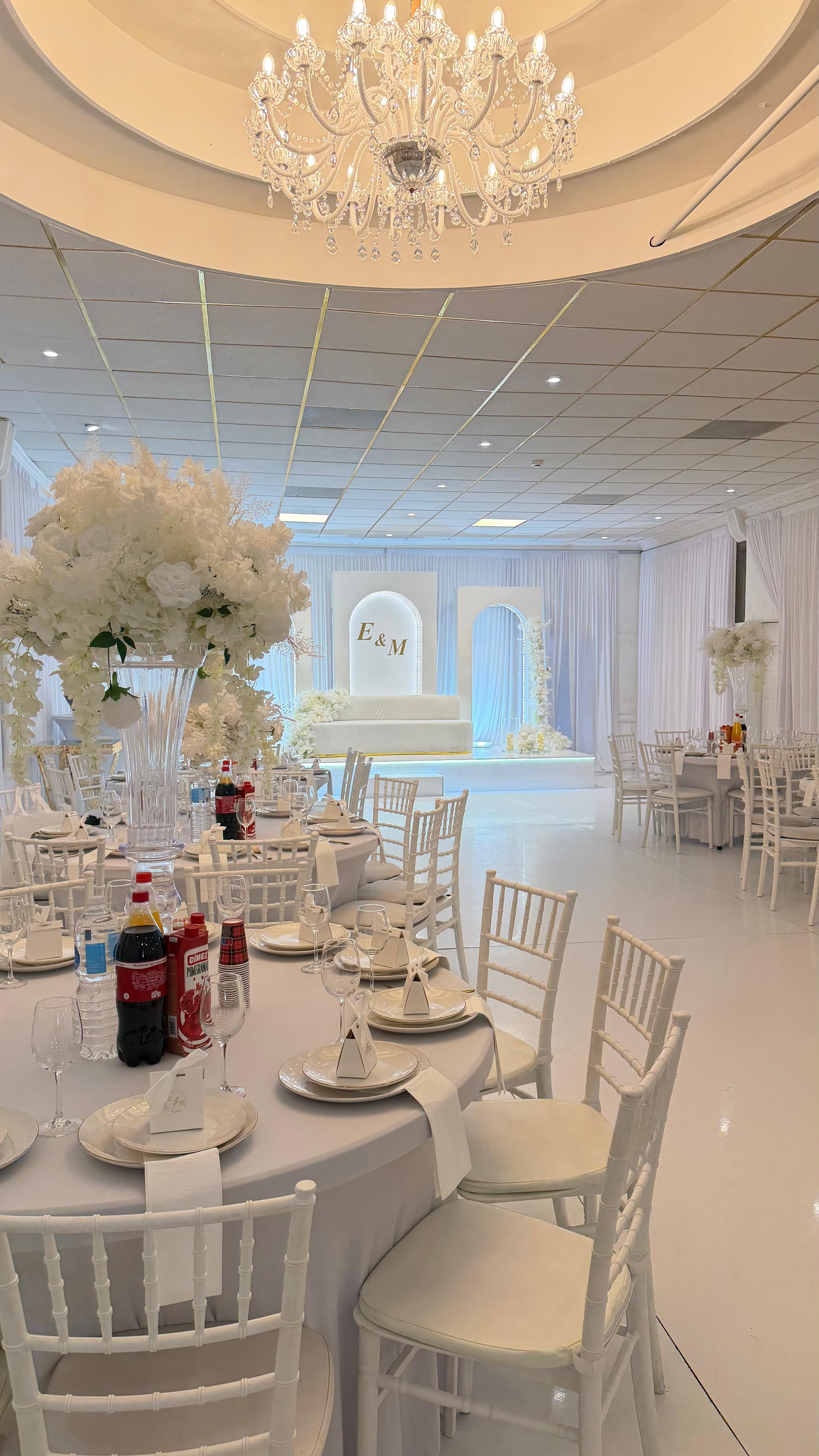 Elegante balzaal met kristallen kroonluchter