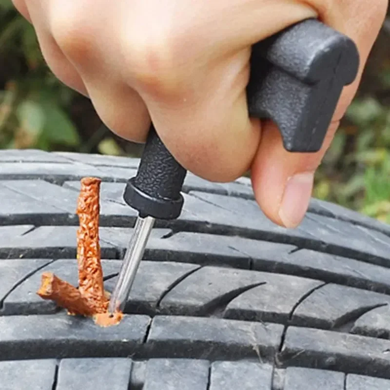 De oude rubberstrip wordt met kracht in het gat geduwd