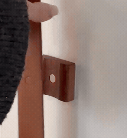 De schoenlepel klikt magnetisch terug op de wandhouder