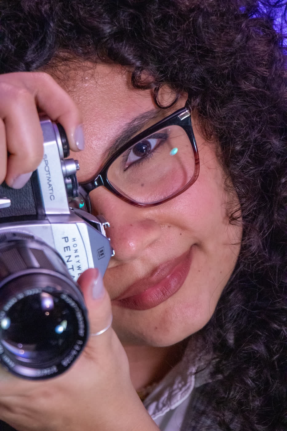 Renata fotografando com a câmera Pentax